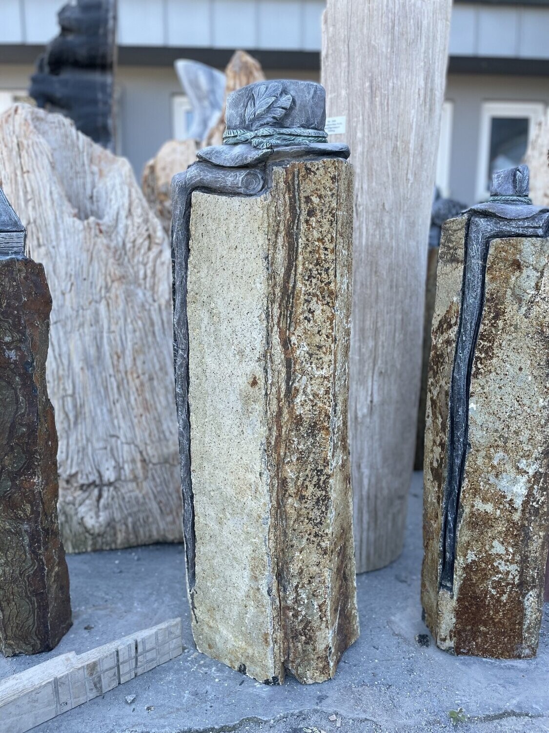 Basaltsäule afghanisch mit Ornament "Hut+Stock"