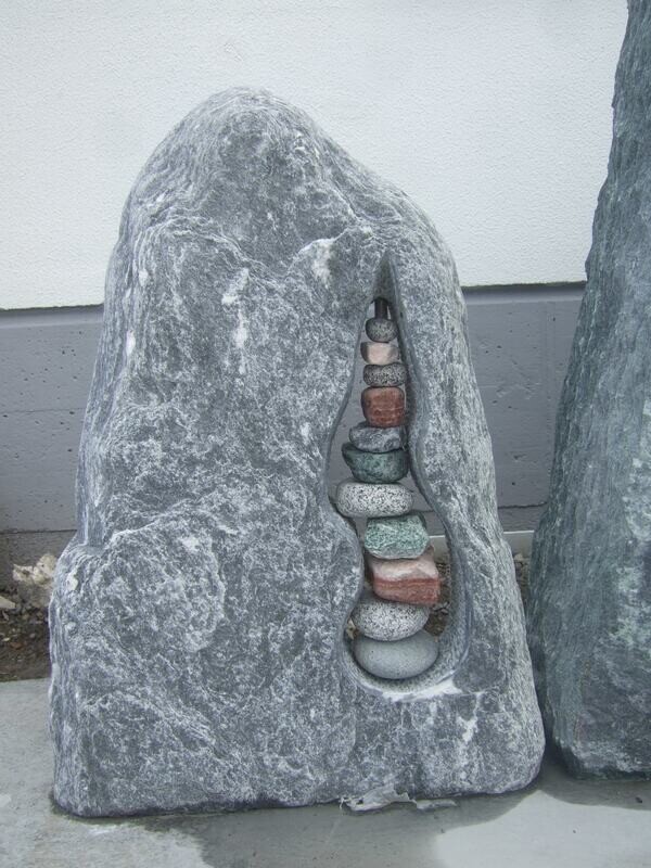 Chiorit-Grau-Felsen, getrommelt mit Steineiche Chiorit-Grau-Felsen, getrommelt mit Steineiche