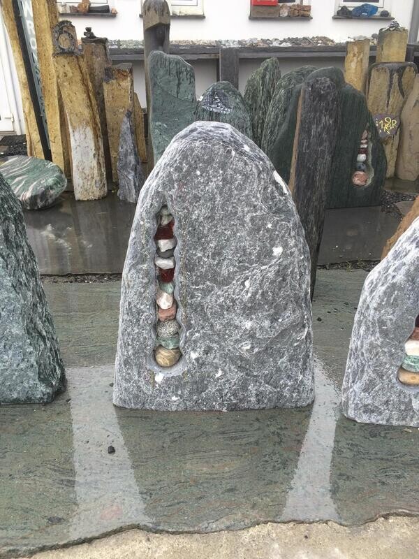 Chiorit-Grau-Felsen, getrommelt mit Steineiche Chiorit-Grau-Felsen, getrommelt mit Steineiche