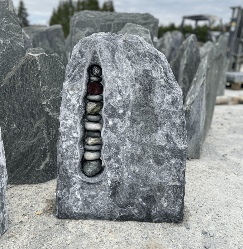Chiorit-Grau-Felsen, getrommelt mit Steineiche Chiorit-Grau-Felsen, getrommelt mit Steineiche