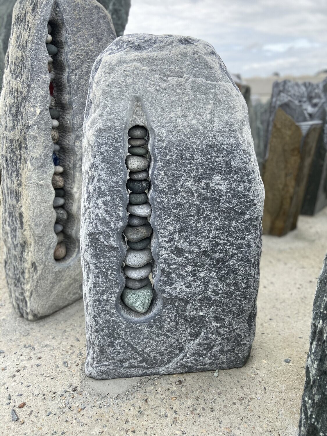 Chiorit-Grau-Felsen, getrommelt mit Steineiche