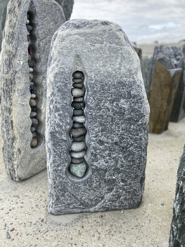 Chiorit-Grau-Felsen, getrommelt mit Steineiche Chiorit-Grau-Felsen, getrommelt mit Steineiche