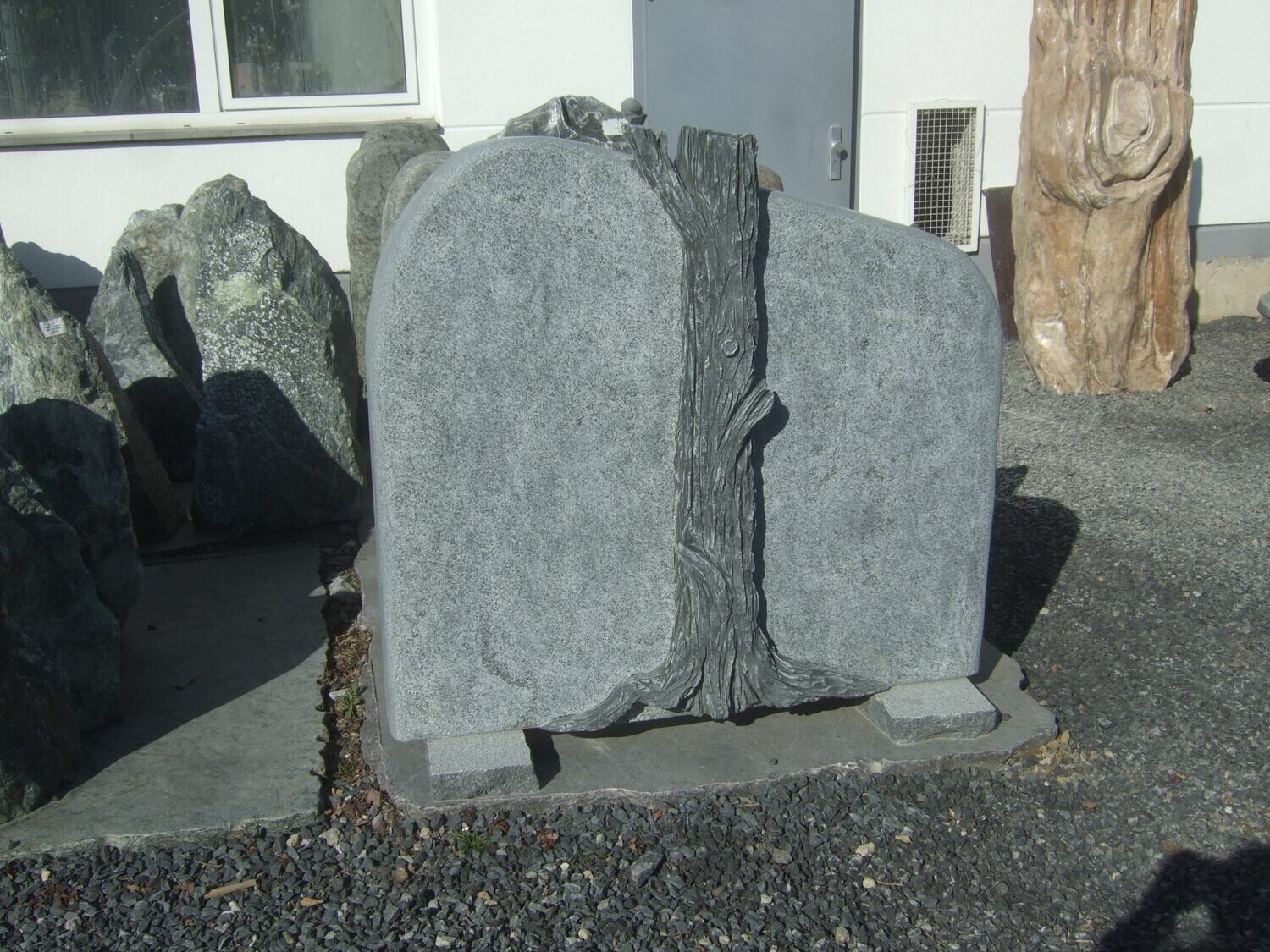 Maggia-Gneis-Felsen, fein geschliffen mit Ornament "Baumstamm"