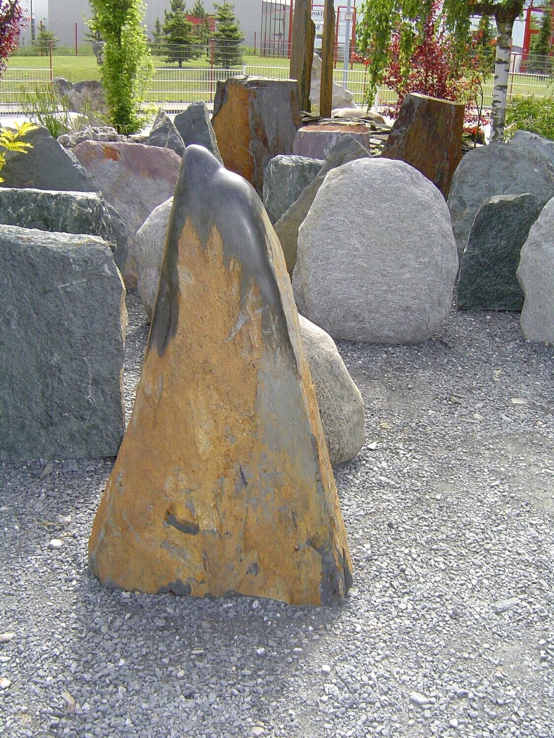 Schiefer-Braun-Felsen, spaltrau mit Gletscherschliff