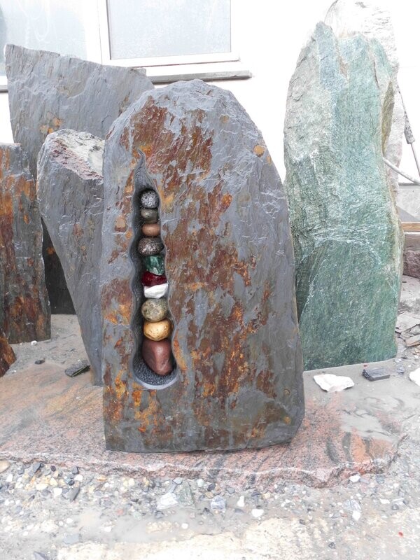 Schiefer-Braun-Felsen, spaltrau mit Steineiche Schiefer-Braun-Felsen, spaltrau mit Steineiche