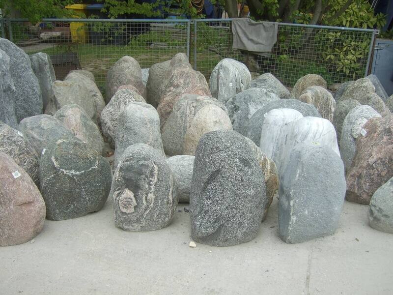 Schwedischer-Granit-Findlinge mit Standfuge Schwedischer-Granit-Findlinge mit Standfuge