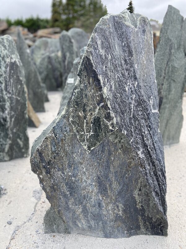 Serpentin-Felsen, spaltrau Serpentin-Felsen, spaltrau
