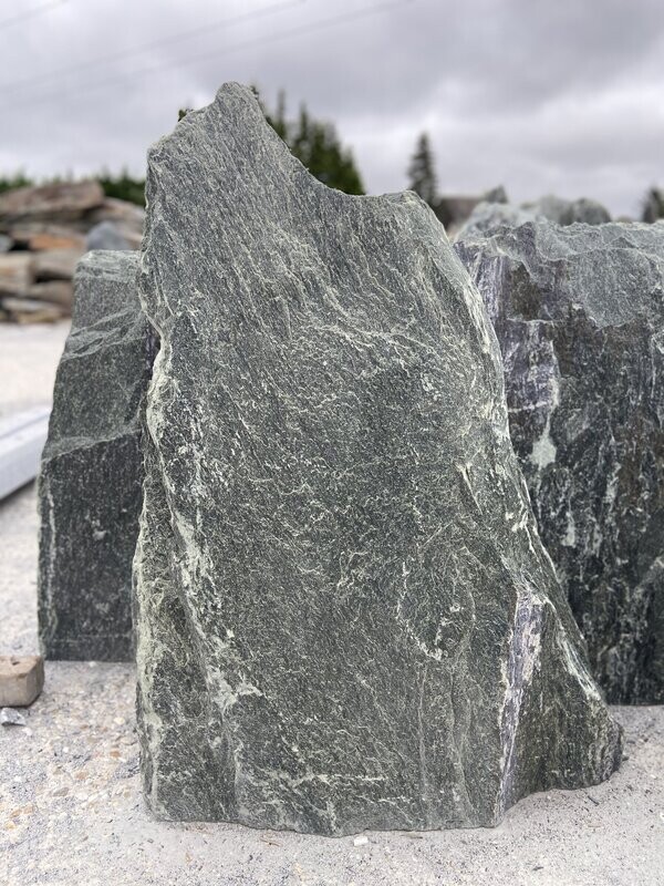 Serpentin-Felsen, spaltrau Serpentin-Felsen, spaltrau