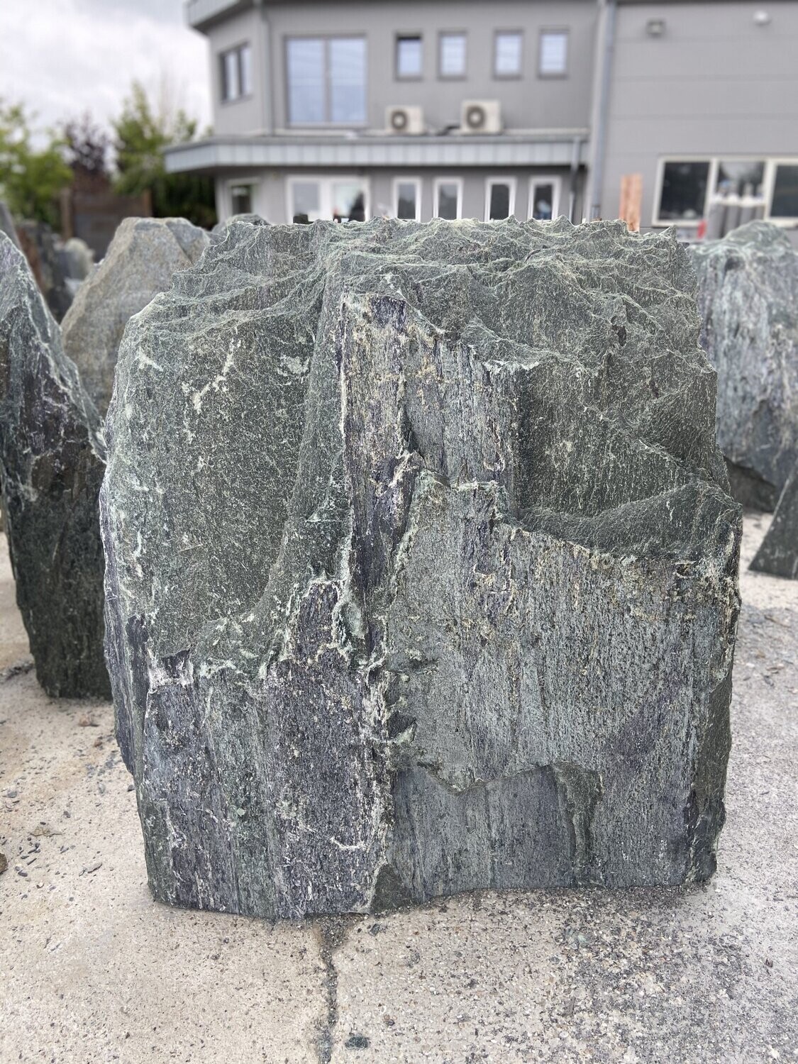 Serpentin-Felsen, spaltrau