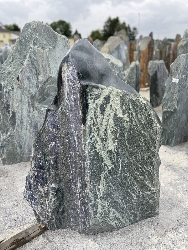 Serpentin-Felsen, spaltrau mit poliertem Kopf Serpentin-Felsen, spaltrau mit poliertem Kopf