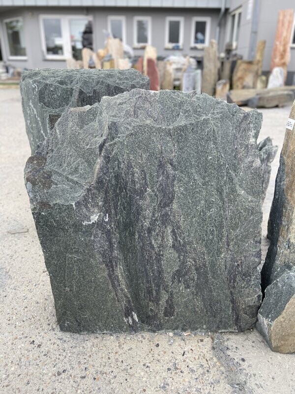 Serpentin-Felsen, spaltrau Serpentin-Felsen, spaltrau