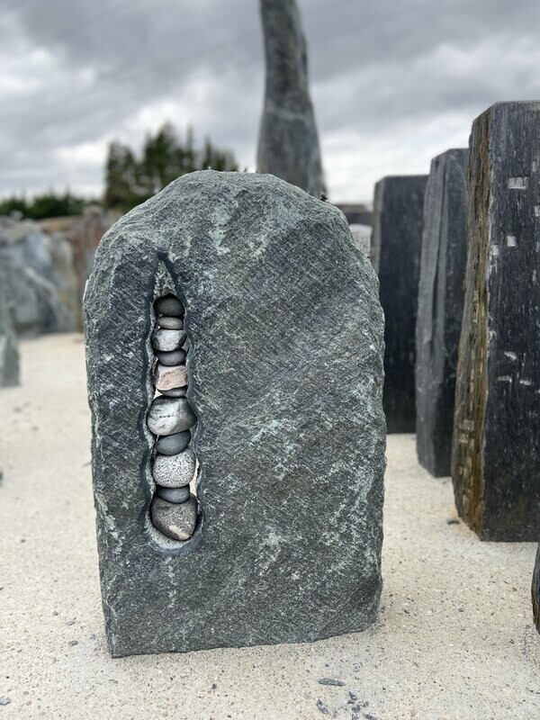 Serpentin-Felsen, getrommelt mit Steineiche Serpentin-Felsen, getrommelt mit Steineiche