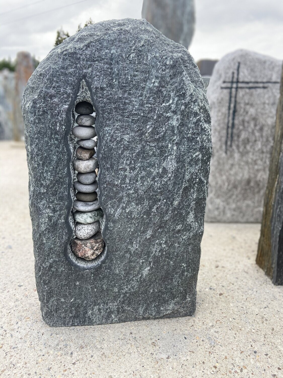 Serpentin-Felsen, getrommelt mit Steineiche