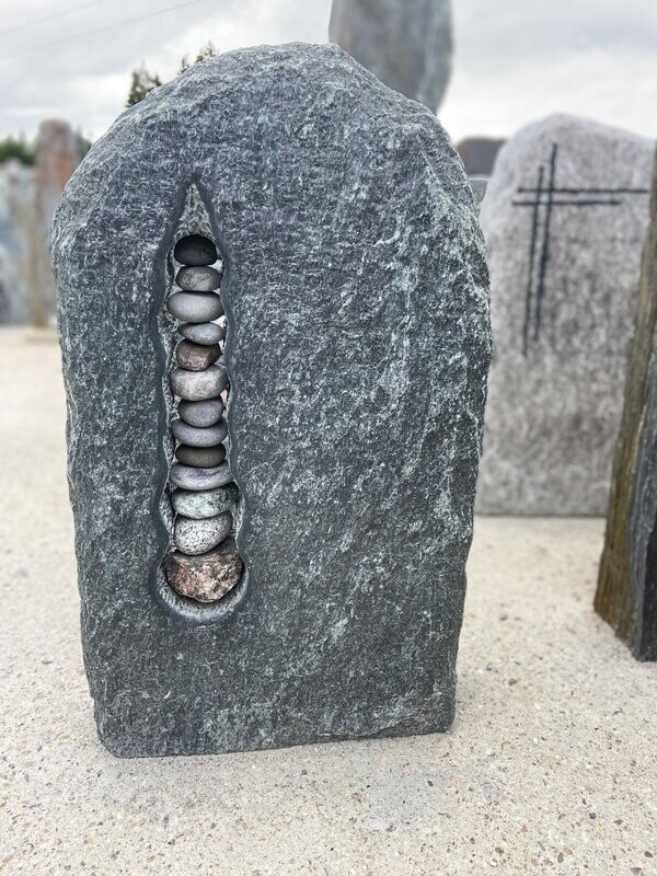 Serpentin-Felsen, getrommelt mit Steineiche Serpentin-Felsen, getrommelt mit Steineiche