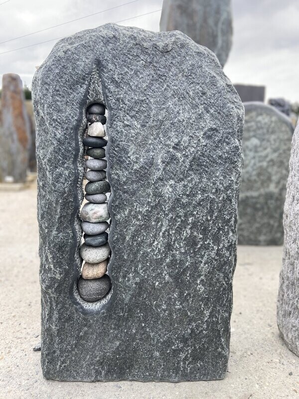 Serpentin-Felsen, getrommelt mit Steineiche Serpentin-Felsen, getrommelt mit Steineiche