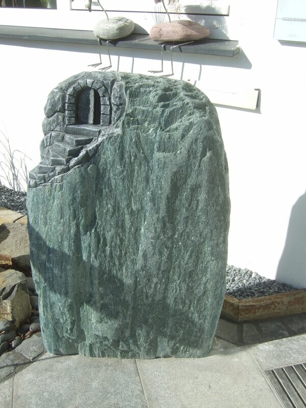 Serpentin-Felsen, getrommelt mit Ornament Serpentin-Felsen, getrommelt mit Ornament "Treppe + Tor"