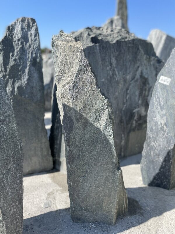 Serpentin-Felsen, spaltrau Serpentin-Felsen, spaltrau