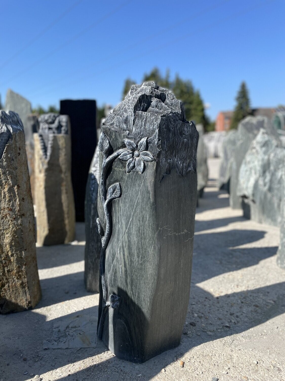 Serpentin-Felsen, satiniert mit Ornament "Bergspitzen + Blume"