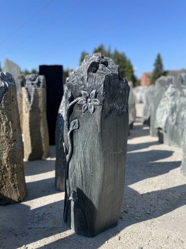 Serpentin-Felsen, satiniert mit Ornament Serpentin-Felsen, satiniert mit Ornament "Bergspitzen + Blume"