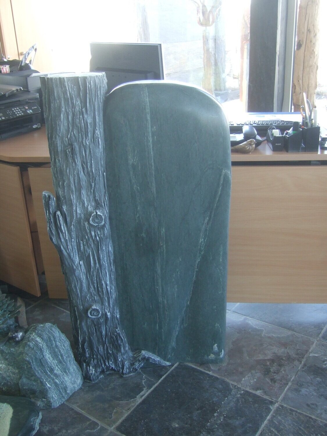 Serpentin-Felsen, satiniert mit Ornament "Baumstamm"