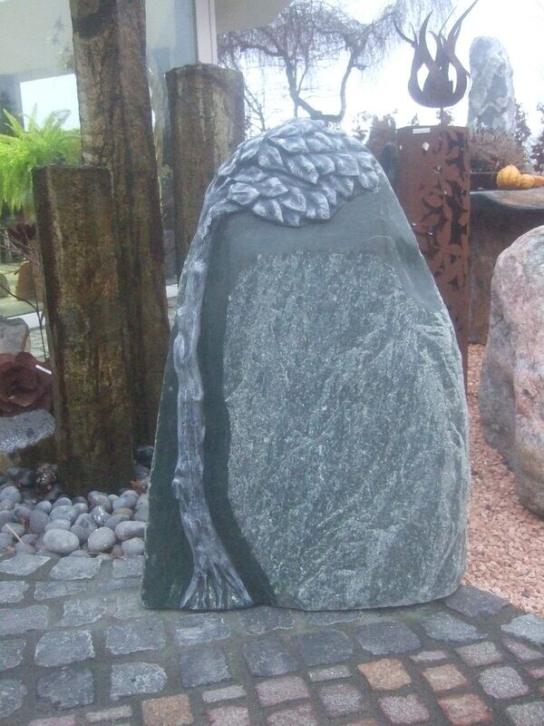 Serpentin-Felsen, getrommelt und teilsatiniert mit Ornament Serpentin-Felsen, getrommelt und teilsatiniert mit Ornament "Baumstamm"