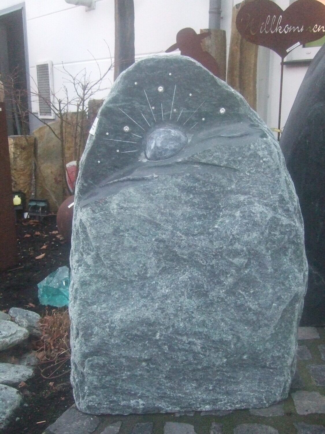Serpentin-Felsen, getrommelt und teilsatiniert mit Ornament "Sternenhimmel & Swarovski-Steinen"
