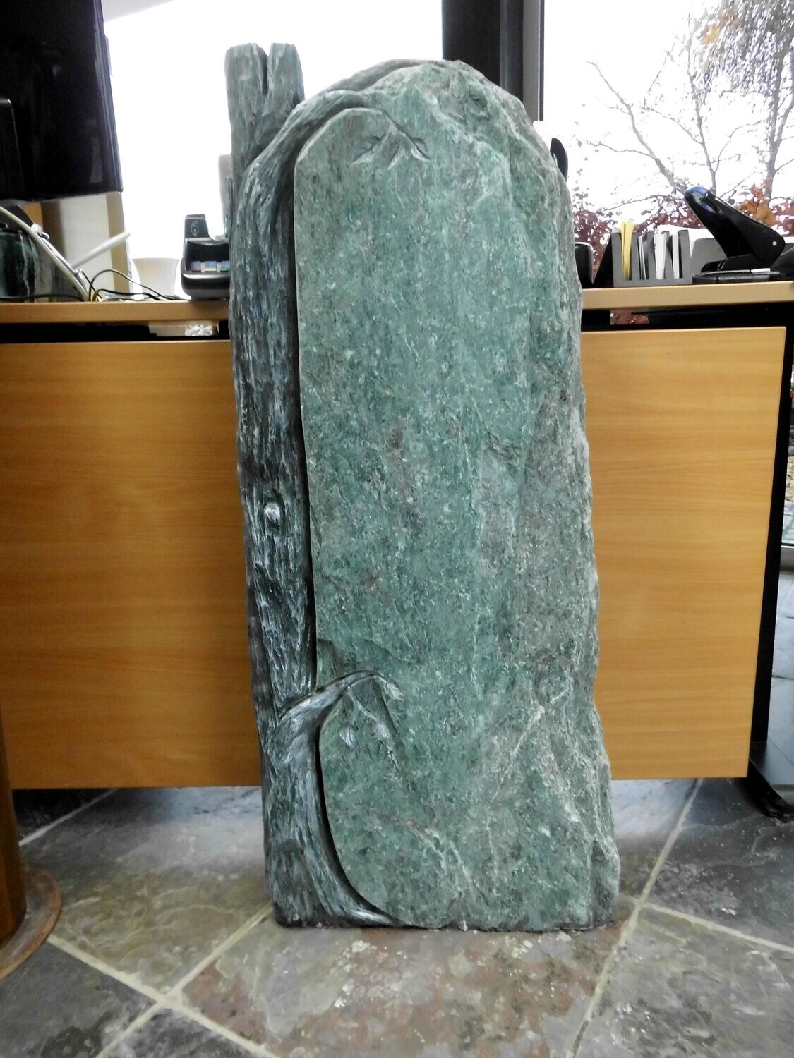 Serpentin-Felsen, getrommelt mit Ornament "Baumstamm"