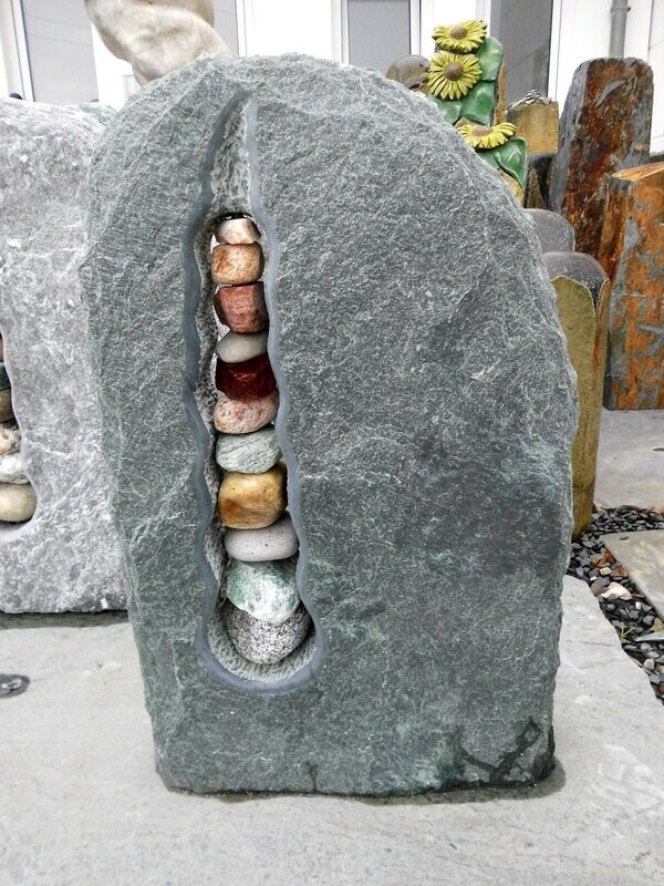 Serpentin-Felsen, getrommelt mit Steineiche Serpentin-Felsen, getrommelt mit Steineiche