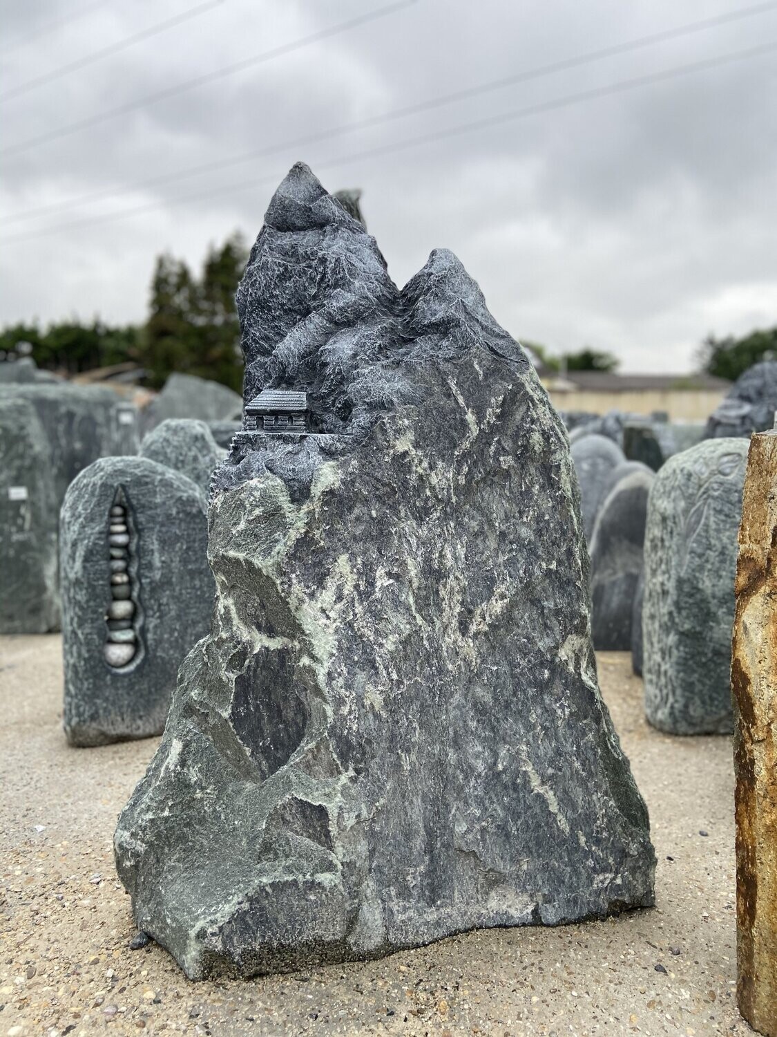Serpentin-Felsen, spaltrau mit Ornament "Berglandschaft + Hütte"