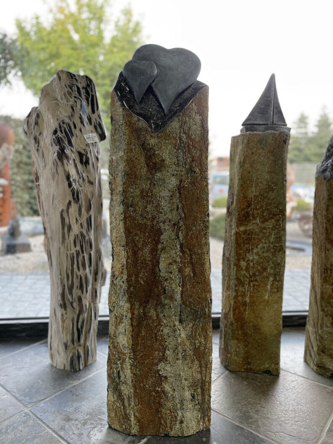 Basaltsäule afghanisch teilpoliert mit Ornament "Doppeltes Herz"