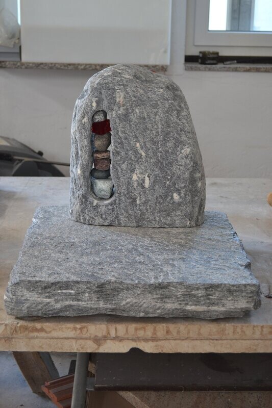 Chiorit-Grau-Grabanlage, Felsen getrommelt, Platte spaltrau Chiorit-Grau-Grabanlage, Felsen getrommelt, Platte spaltrau