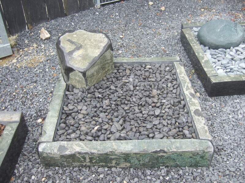 Basalt-Einfassung chinesisch-grün, OF & außen natur, innen & unten gesägt, Köpfe & Kanten poliert mit Basaltsäule chinesisch-grün, teilpoliert Basalt-Einfassung chinesisch-grün, OF & außen natur, innen & unten gesägt, Köpfe & Kanten poliert mit Basaltsäule chinesisch-grün, teilpoliert