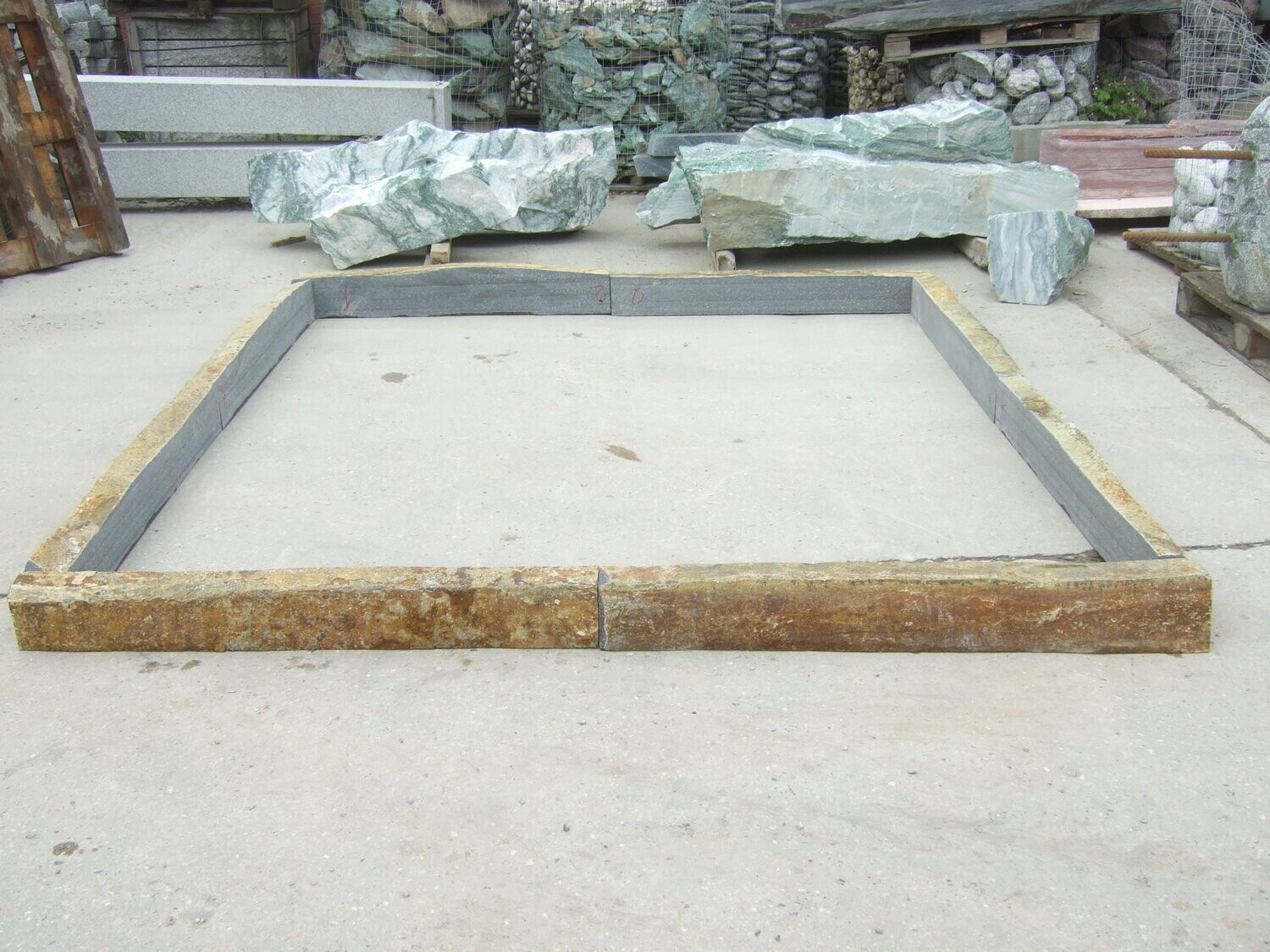 Basalt-Einfassung afghanisch, OF & außen natur, innen & unten gesägt, Köpfe & Kanten geschliffen