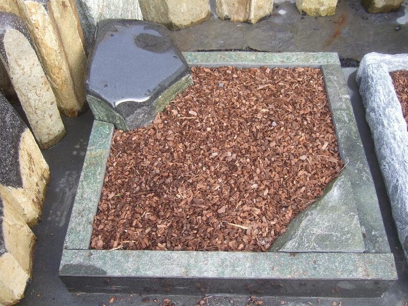 Basalt-Einfassung iran.-grün, außen poliert, OF natur, innen & unten gesägt, Köpfe & Kanten poliert Basalt-Einfassung iran.-grün, außen poliert, OF natur, innen & unten gesägt, Köpfe & Kanten poliert