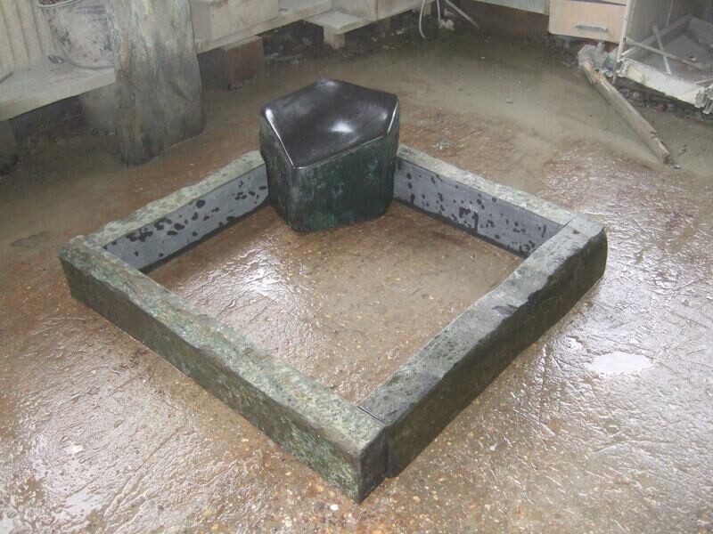 Basalt-Einfassung iran.-grün, OF & außen natur, innen & unten gesägt, Köpfe & Kanten geschliffen Basalt-Einfassung iran.-grün, OF & außen natur, innen & unten gesägt, Köpfe & Kanten geschliffen