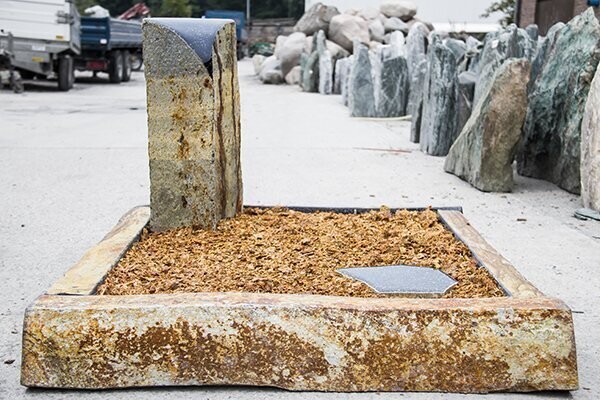 Basalt-Einfassung afghanisch, OF & außen natur, innen & unten gesägt, Köpfe & Kanten poliert mit Basaltsäule mit poliertem Kopf
