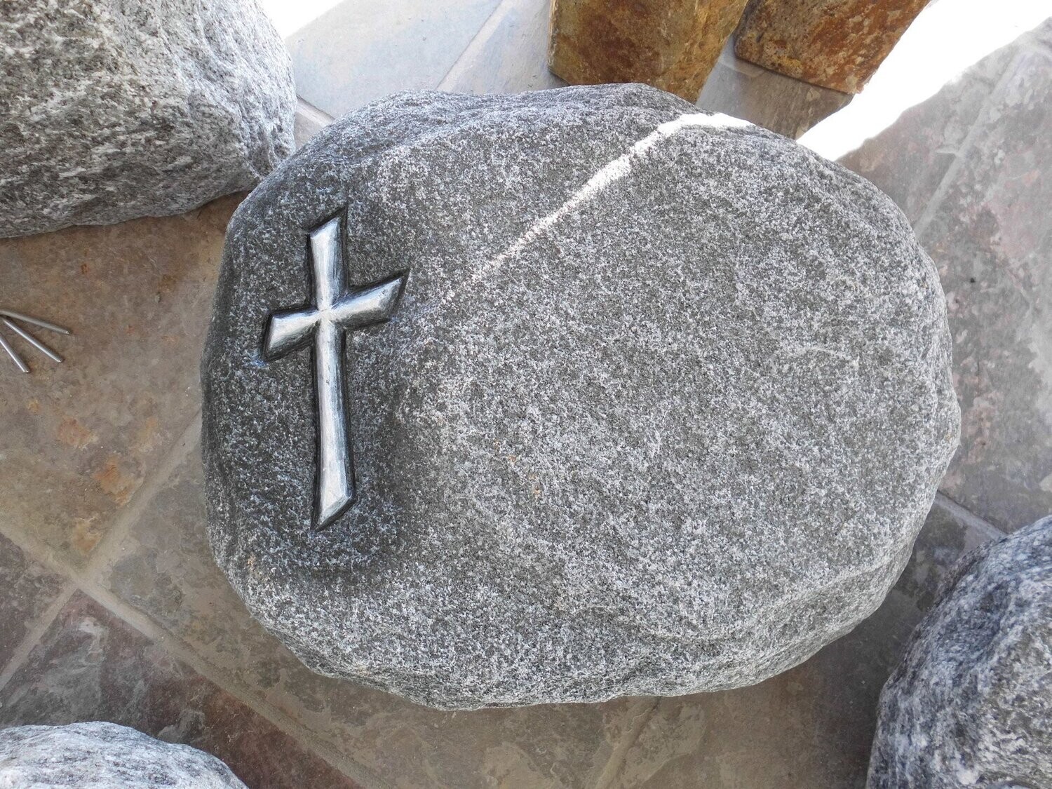 Maggia-Gneis-Liegekissen, getrommelt mit Ornament "Kreuz"
