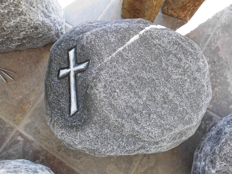 Maggia-Gneis-Liegekissen, getrommelt mit Ornament Maggia-Gneis-Liegekissen, getrommelt mit Ornament "Kreuz"