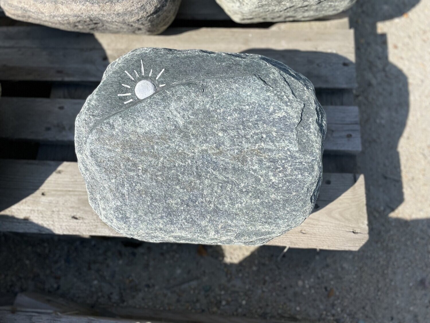 Serpentin-Liegekissen, getrommelt & teilsatiniert mit Ornament "Sonne"