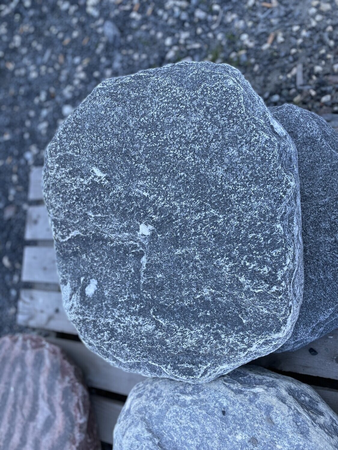 Maggia-Gneis-Liegekissen, getrommelt