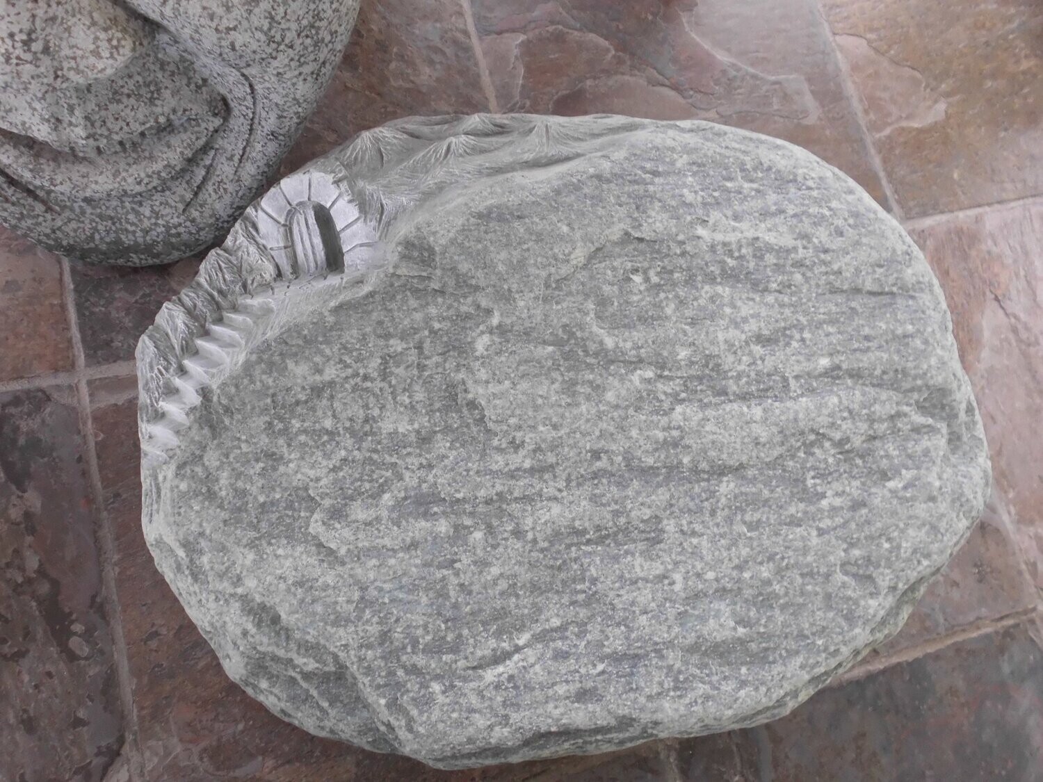 Serpentin-Liegekissen, getrommelt mit Ornament "Treppe + Tor"