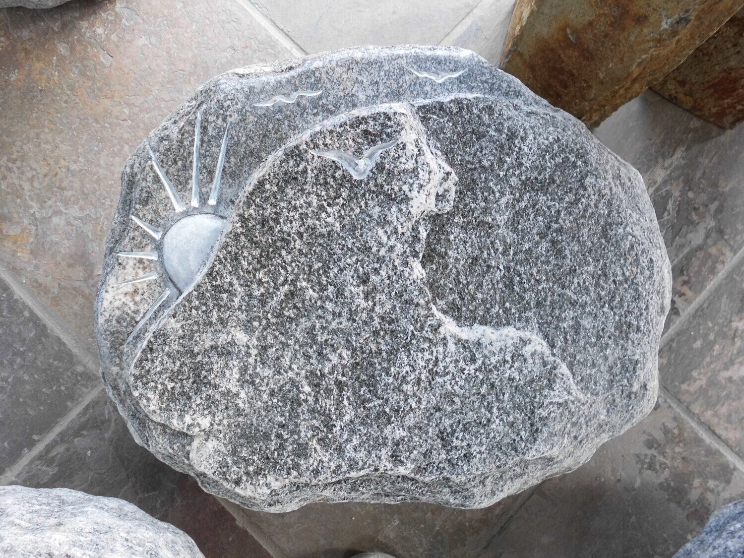Maggia-Gneis-Liegekissen, getrommelt mit Ornament "Sonne & Vögel"