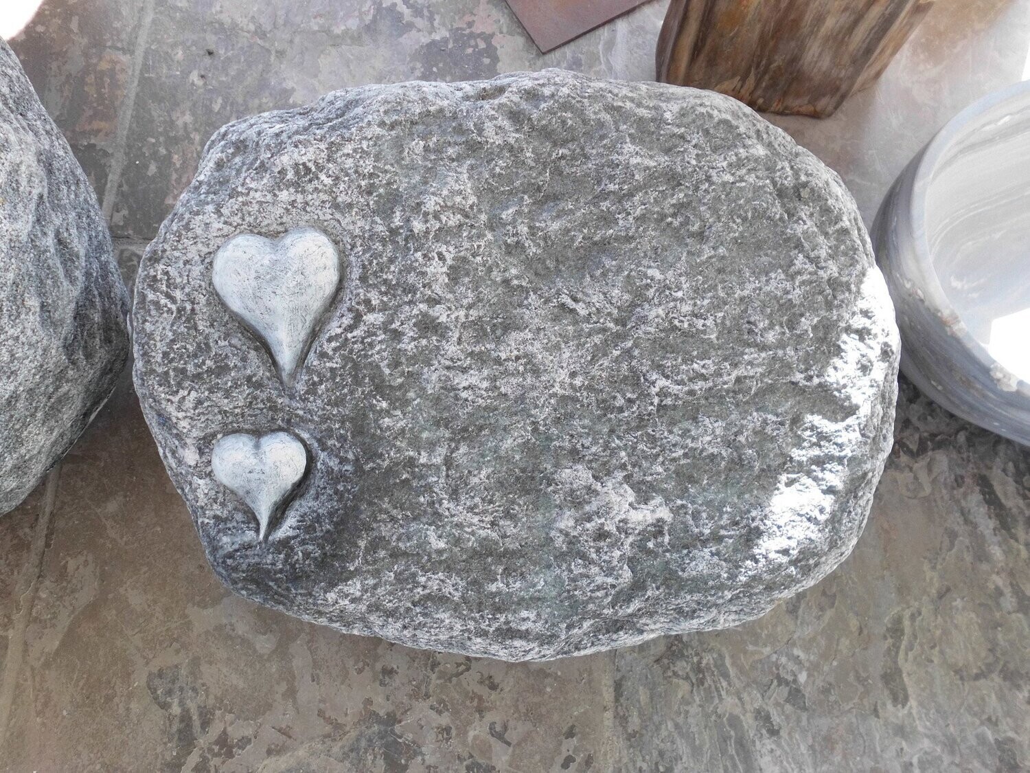 Chiorit-Grau-Liegekissen, getrommelt mit Ornament "Herzen"