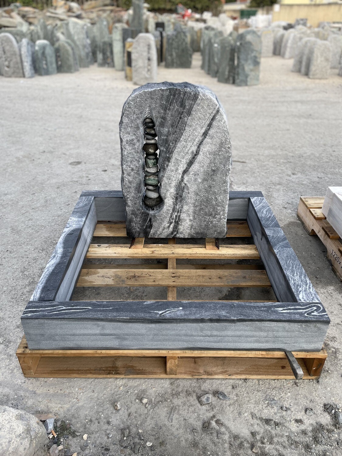 Alaska-Grau-Einfassung, Seiten gesägt, OF geflammt mit Felsen, spaltrau