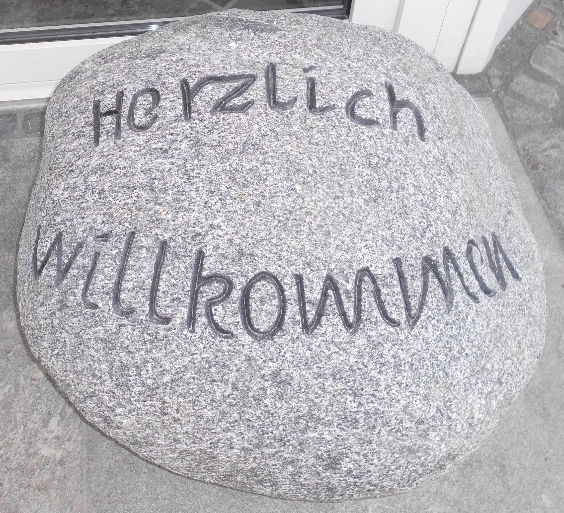 Gneis-Findling mit Schriftzug "Herzlich Willkommen"