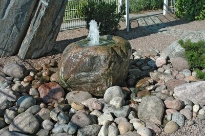 Ausgehöhlter-Quellstein, schwedischer-Granit Ausgehöhlter-Quellstein, schwedischer-Granit