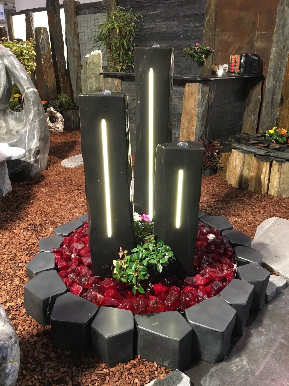 3er-Gruppe-Basalt, allseits satiniert mit Stab-LED's