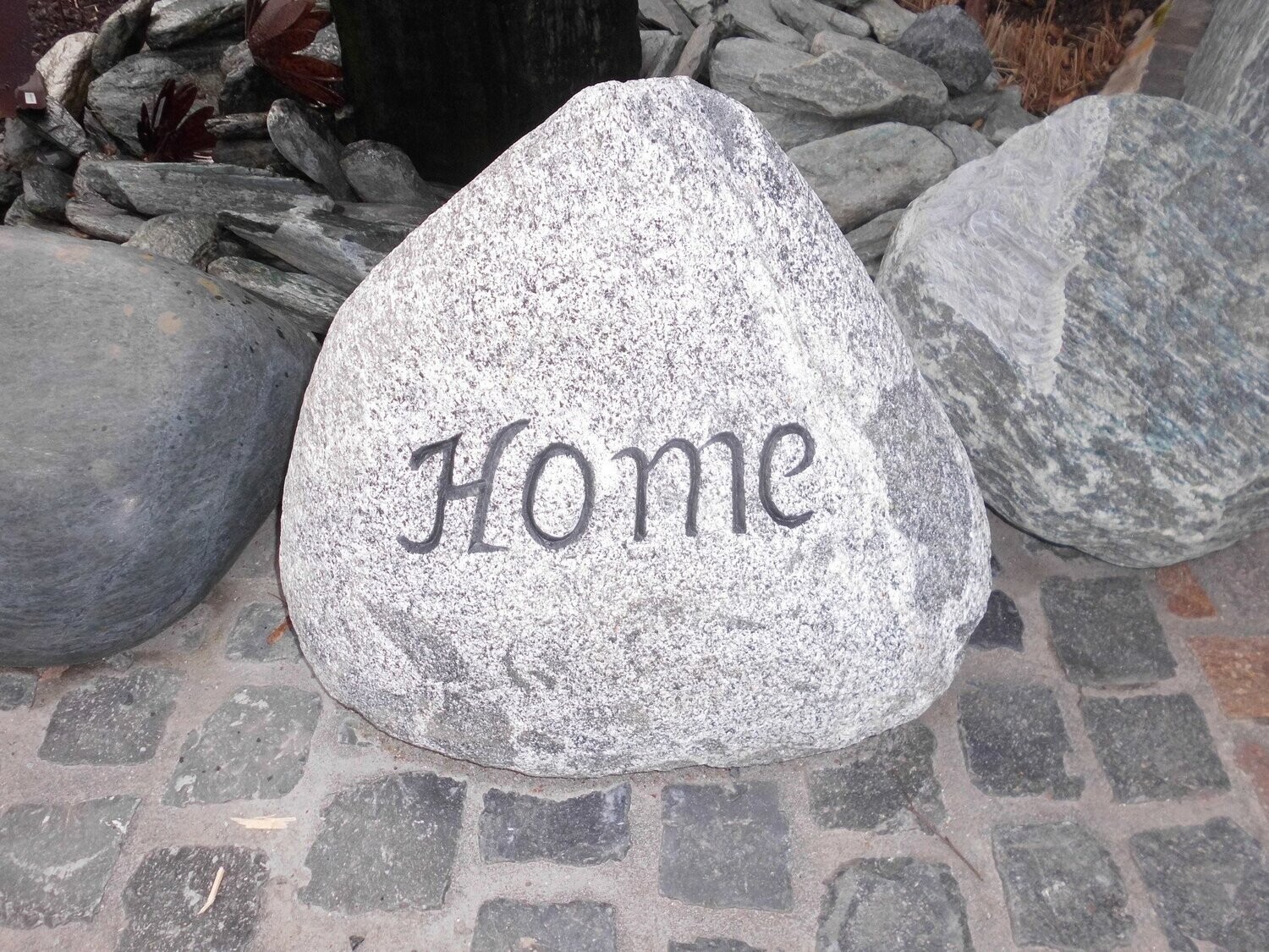 Gneis-Findling mit Schriftzug "Home"