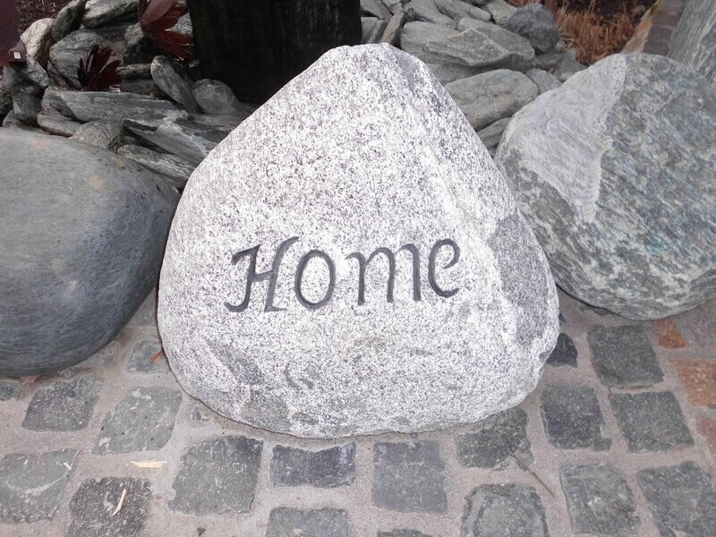 Gneis-Findling mit Schriftzug Gneis-Findling mit Schriftzug "Home"
