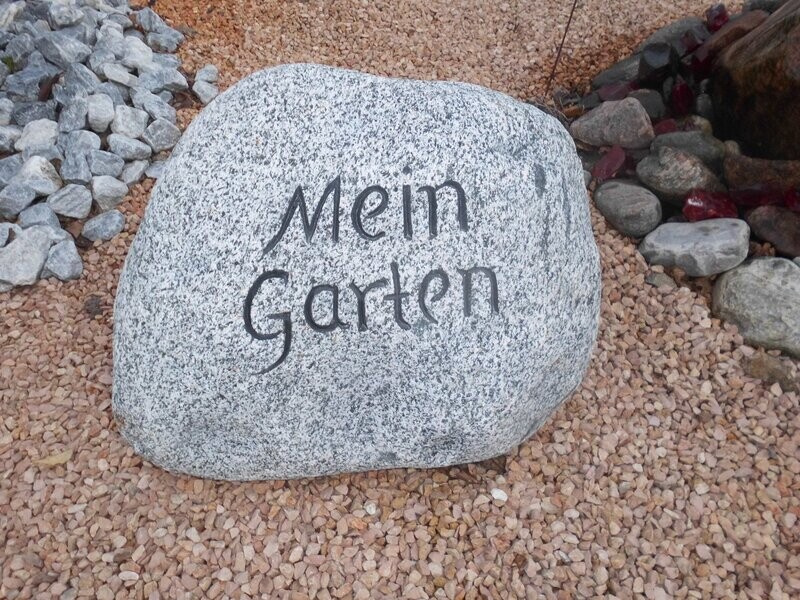 Gneis-Findling mit Schriftzug Gneis-Findling mit Schriftzug "Mein Garten"